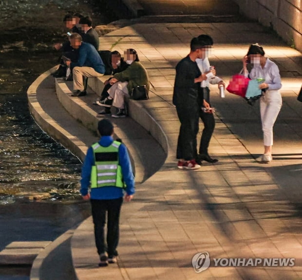 당국, 거리두기 조정 '신중'…"수용성·방역지표 함께 고려해야"