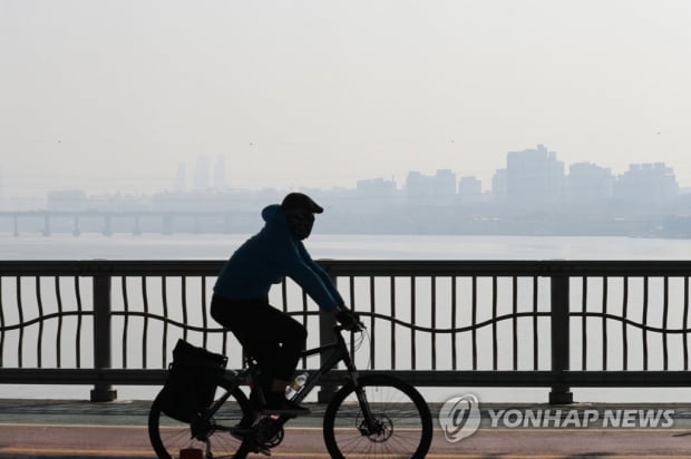 전국 구름 많고 미세먼지 '나쁨'…서해안 짙은 안개