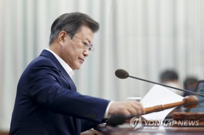 '文대통령 비판 전단' 뿌린 30대 남성, 모욕죄 송치