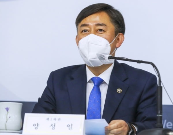 양성일 복지차관 "국민연금 석탄기업 투자배제 논의 시작"