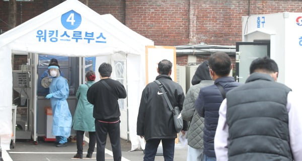 서울 중구 국립중앙의료원 내 해외출국 선별진료소에서 시민들이 코로나19 검사를 기다리고 있다. 사진=뉴스1