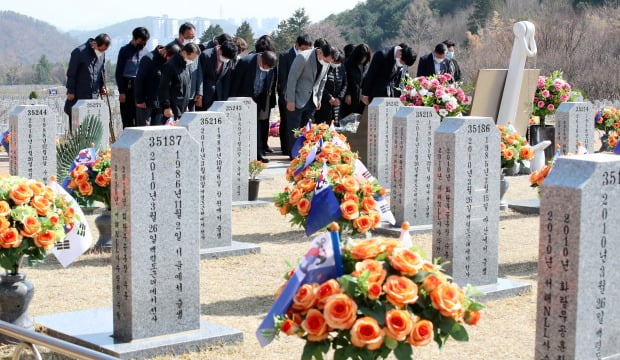 국립대전현충원 천안함 46용사 묘역에서 유가족들이 고인을 추모하고 있다.(사진=뉴스1)