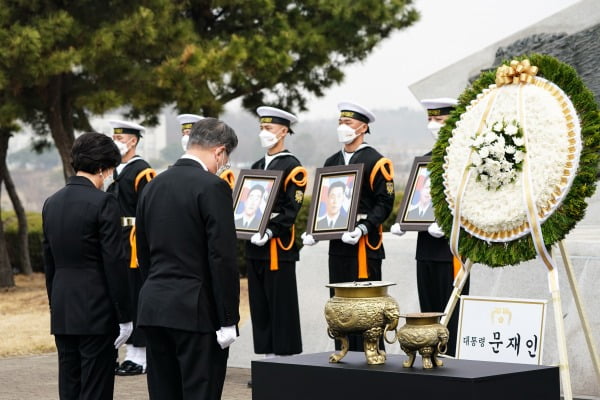 문재인 대통령과 김정숙 여사가 26일 오후 경기 평택 해군2함대 사령부에서 열린 제6회 서해수호의날 기념식 참석에 앞서 제2연평해전 전적비에 참배하고 있다. 사진=뉴스1