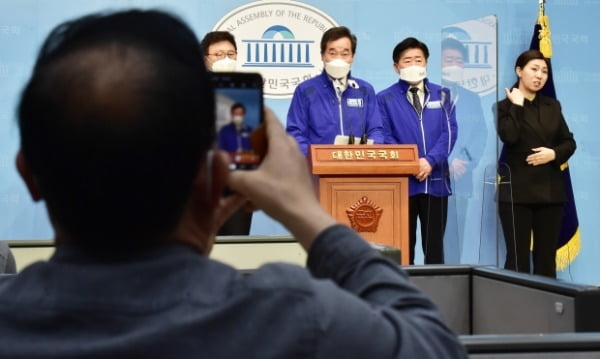 이낙연 더불어민주당 상임선대위원장이 지난달 31일 국회 소통관에서 대국민 호소 기자회견을 하고 있다.  /사진=뉴스1