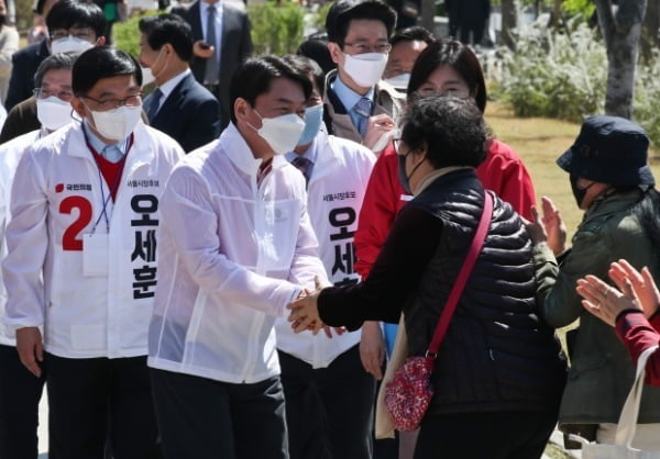 안철수 국민의당 대표가 지난달 31일 서울 마포구 경의선숲길공원에서 열린 순회인사 및 유세에서 시민들과 인사를 하고 있다. /사진=뉴스1