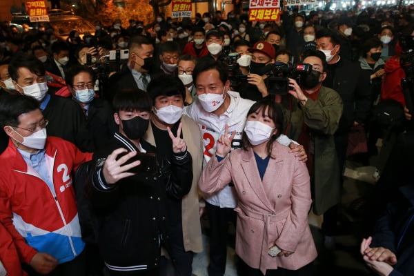 오세훈 국민의힘 서울시장 후보가 31일 오후 서울 동작구 총신대입구역 앞에서 함께 지원유세를 벌인 청년들과 기념촬영을 하고 있다. 사진=뉴스1