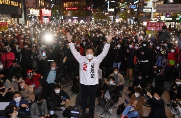 지난 6일 당시 오세훈 국민의힘 서울시장 후보가 서울 서대문구 현대백화점 유플렉스 앞에서 열린 집중유세에서 지지를 호소하고 있다. /사진=뉴스1