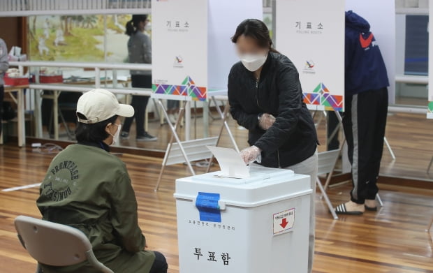  4·7재보궐 선거일인 7일 오전 서울 광진구 능동로 중곡2동주민센터에 마련된 투표소에서 한 시민이 투표를 하고 있다./ 사진=뉴스1