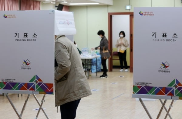 4·7 보궐선거 투표일인 지난 7일 서울 서대문구 인왕초등학교에 마련된 홍제3동 4투표소에서 유권자들이 투표하고 있다. /사진=뉴스1