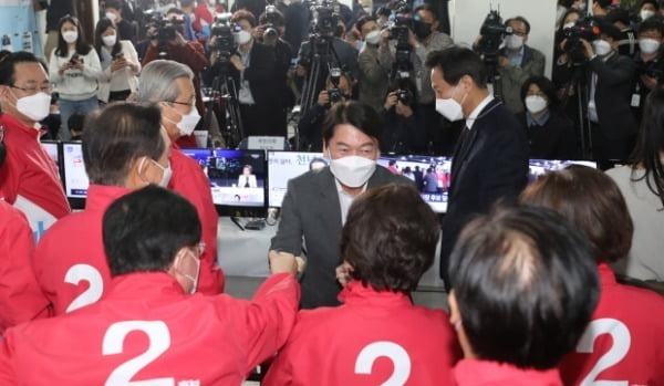 안철수 국민의당 대표가 8일 서울 여의도 중앙당사에 마련된 상황실에서 참석자들과 인사를 하고 있다. /사진=뉴스1