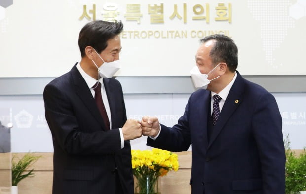 지난 8일 오세훈 시장(왼쪽)과 만난 김인호 서울시의회 의장. / 사진=뉴스1