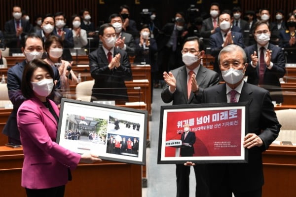 김종인 국민의힘 비상대책위원장이 지난 8일 서울 여의도 국회에서 열린 의원총회에 참석해 기념액자를 받으며 기념촬영하고 있다. /사진=뉴스1