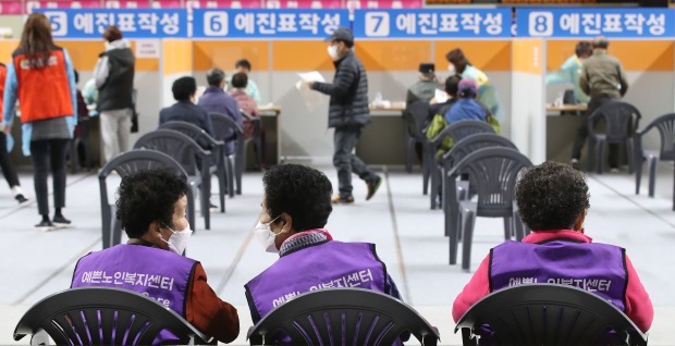 15일 경북 경산실내체육관에 마련된 예방접종센터에서 어르신들이 코로나19 백신 접종 순서를 기다리고 있다. 경북 경산시는 이날 75세 이상 고령자를 대상으로 화이자 백신 접종을 시작했다. /연합뉴스