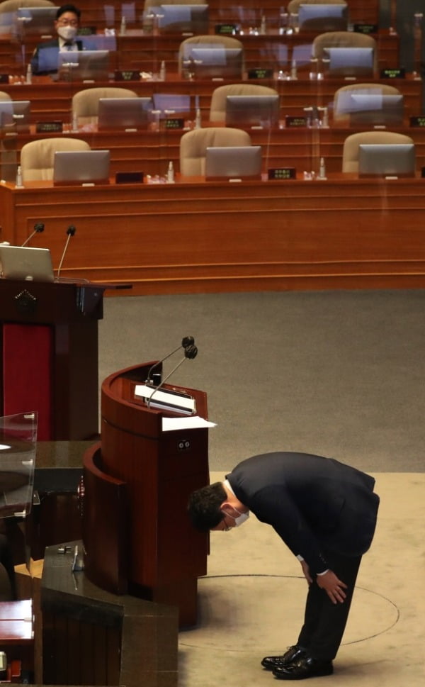 이상직 무소속 의원이 21일 오후 서울 여의도 국회에서 열린 본회의에서 자신의 체포동의안 표결을 앞두고 신상발언을 한 뒤 고개숙여 인사하고 있다. /사진=뉴스1