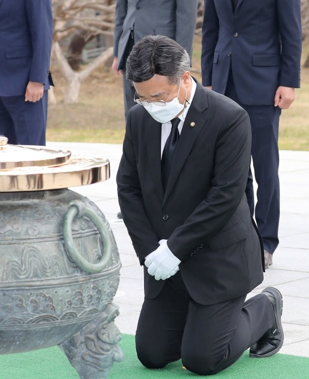 윤호중 더불어민주당 원내대표 겸 비상대책위원장이 22일 오전 원내대표단과 함께 서울 동작구 국립서울현충원을 찾아 무릎꿇고 참배하고 있다 (사진=뉴스1)