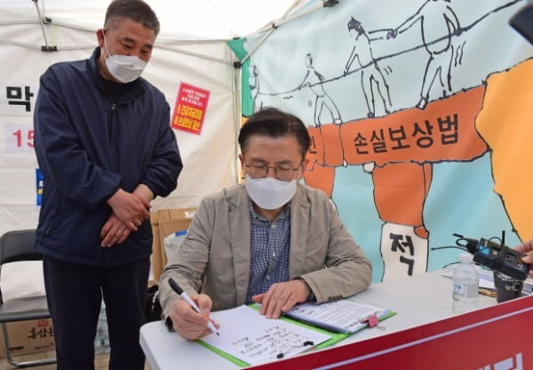 황교안 전 미래통합당(현 국민의힘) 대표가 지난 26일 국회 본청 앞 소상공인 농성장을 방문해 서명을 하고 있다. /사진=뉴스1