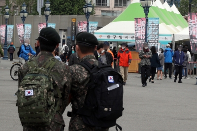 오늘부터 30세 이상 군장병 AZ백신 접종…항공기·함정 등 우선 접종