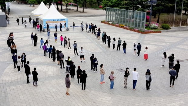 롯데백화점 인천터미널점 직원들이 코로나19 검사를 받기 위해 27일 인천시 문화예술회관 앞 선별진료소에 줄지어 서 있다. /사진=뉴스1