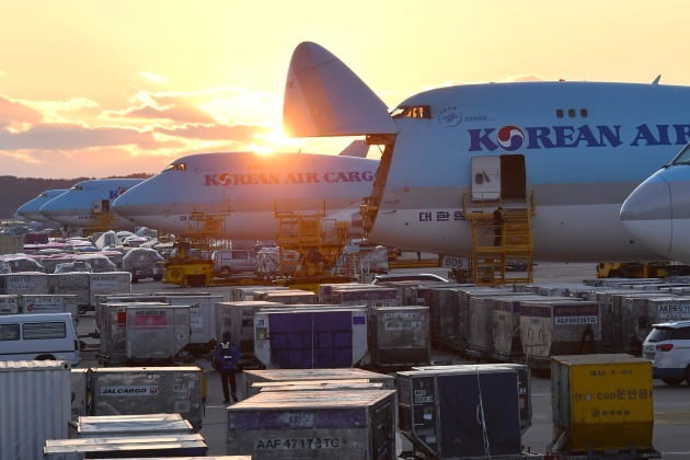 대한항공은 별도 재무제표 기준 1분기 영업이익이 1245억원으로 지난해 1분기(영업적자 657억원) 대비 흑자전환했다고 14일 밝혔다. 지난해 2분기부터 4분기 연속 영업이익 흑자 기조를 이어갔다. 사진=한경 DB