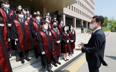 박범계, 검사 임관식서 "검찰 안팎의 정의가 달라선 안 돼"