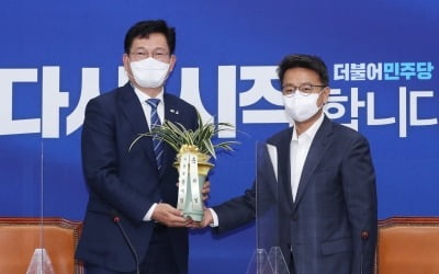 文, 신임 당대표 송영길에 축하 전화…당일 했던 이낙연과 온도차?