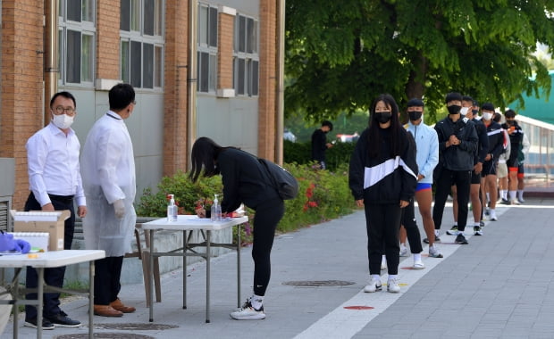 지난 3일 서울 송파구 서울체육중·고등학교 학생들이 이동형 유전자증폭(PCR) 검사를 받고 있다. 연합뉴스.