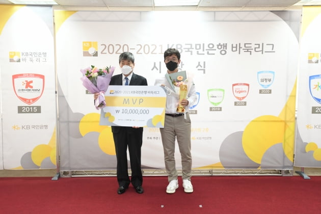 최우수선수에 오른 원성진(오른쪽)/한국기원