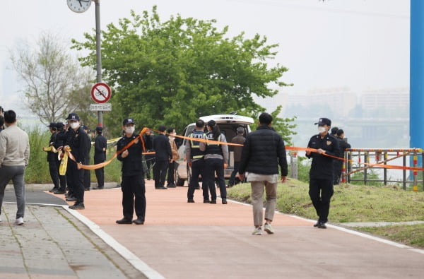 지난달 30일 오후 서울 반포한강공원 인근 한강에서 경찰 관계자들이 실종 엿새 만에 숨진 채 발견된 대학생의 시신을 수습하기 전 폴리스라인을 설치하고 있다. 사진=연합뉴스
