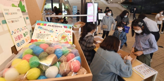 '집콕' 역사놀이 키트 선물 받은 어린이들