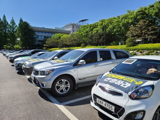 GTX-D 인천공항 노선 반영을 위한 시위에 참가하기 위해 9일 오후 인천시청에 모인 차량들. 인천공항경제권시민연대 제공 