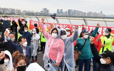 [포토] 마포대교 위 방역조치 폐지주장하는 유흥음식업주들