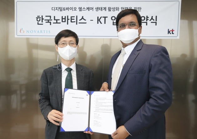 김형욱 KT 미래가치추진실장과 조쉬 베누고팔 한국노바티스 대표가 10일 서울 종로구 KT 광화문 사옥에서 디지털 헬스케어 사업 협력을 위한 업무협약(MOU)을 체결한 뒤 사진을 촬영하고 있다.  KT 제공 