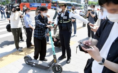 "헬멧 써야 하나요?"…전동킥보드 단속 첫날 벌어진 풍경