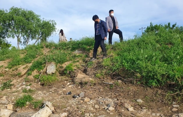 손정민 씨 친구 A씨가 지난 25일 새벽 4시 20분 잠들어있다가 발견된 한강변 경사로.