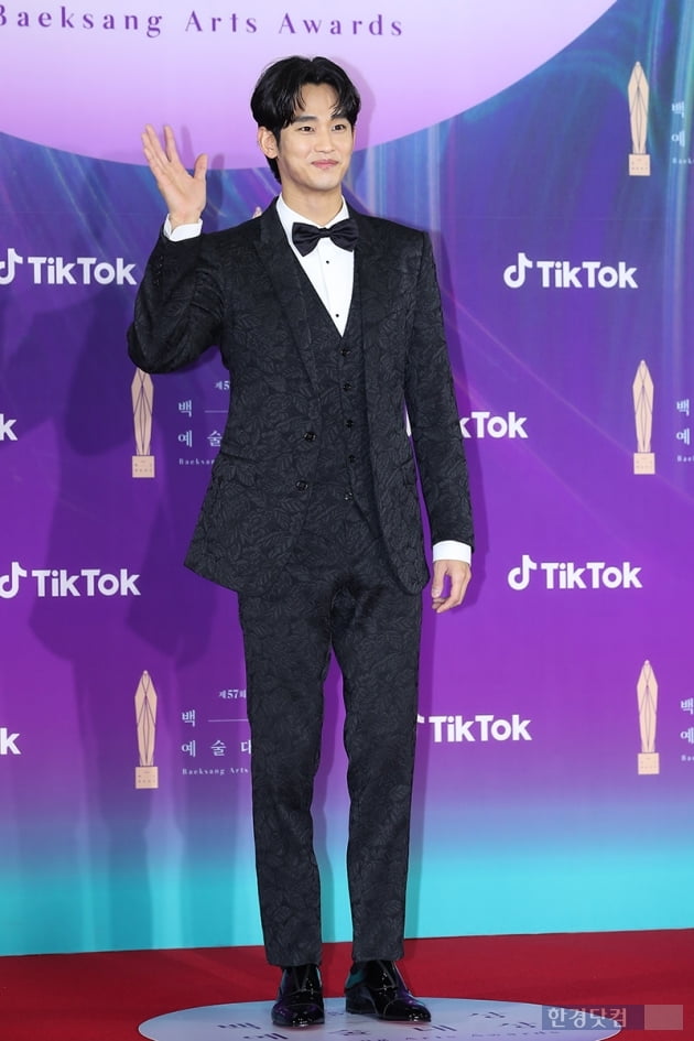 [포토] 김수현, '오랜만에 보는 얼굴'(백상예술대상)