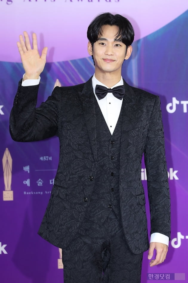 [포토] 김수현, '아무나 소화하기 힘든 슈트'(백상예술대상)