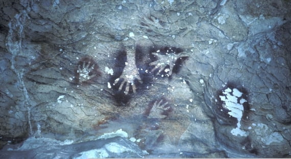 술라웨시 동굴 벽화의 손바닥 이미지