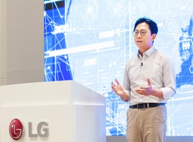 배경훈 LG AI연구원장이 17일 비대면 방식으로 진행된 AI토크콘서트에서 '초거대 AI' 투자 계획을 발표하고 있다. LG 제공.
