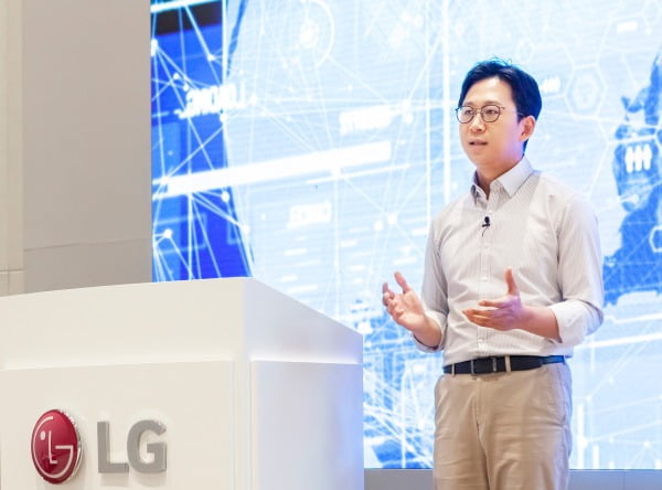 배경훈 LG AI연구원장이 17일 비대면 방식으로 진행된 'AI 토크 콘서트'에서 초거대 인공지능(AI) 개발에 1억 달러를 투자한다고 발표하고 있다/사진제공=LG