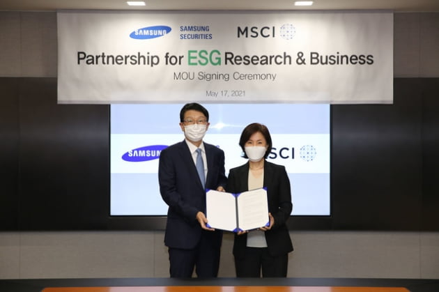 장석훈 삼성증권 사장(왼쪽)과 김태희 MSCI 코리아 대표가 17일 서울 서초구 삼성증권 본사에서 전략적 제휴를 위한 업무햡약을 체결했다. /사진=삼성증권