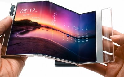 '두 번 접는' 폴더블, 스피커 없이 소리내는 화면…삼성·LG의 신기술 