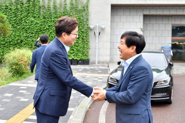 경기 수원시, 충남 논산시와 국내 네 번째 '자매도시 결연 협약'