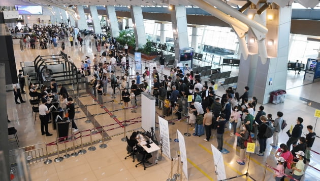 여행객들로 붐비는 김포공항