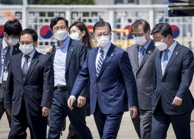 文 대통령 오늘 미국으로 출국…"美 외교안보팀 한반도 잘 알아 대화 수월할 것"