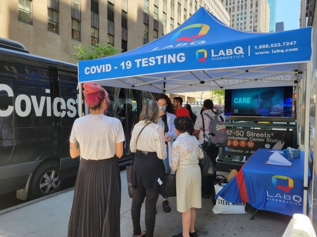 19일(현지시간) 미국 뉴욕 맨해튼의 길거리엔 코로나 간이 시험소가 설치돼 누구나 검사를 받을 수 있다. 뉴욕=조재길 특파원

