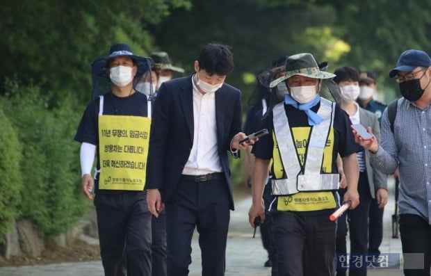 19일 경기도 안양시 일대를 지나고 있는 정일권 쌍용차 노조위원장. 사진=오세성 한경닷컴 기자