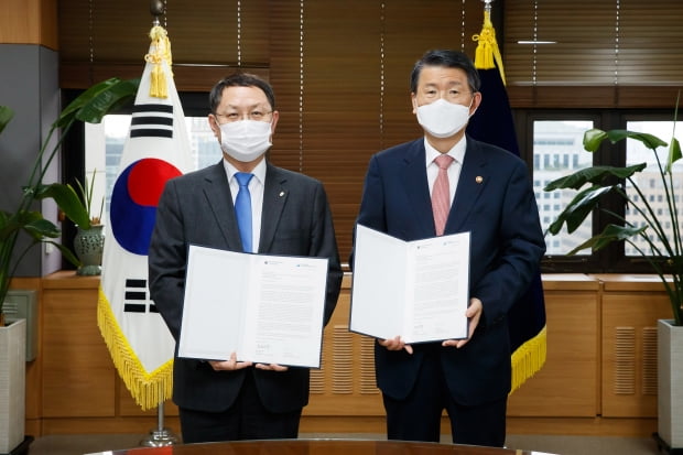 은성수 금융위원장(오른쪽)과 김근익 금융감독원장 직무대행(수석부원장)이 녹색금융협의체(NGFS) 가입 신청 서한을 들고 기념촬영을 하고 있다. 사진=금윰감독원