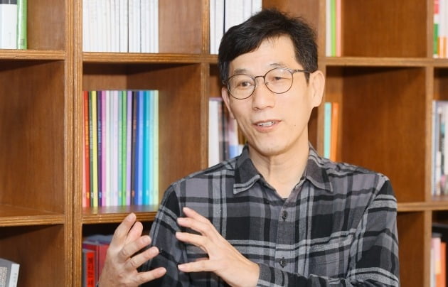 진중권 전 동양대 교수가 '여성할당제 반대' 입장을 밝힌 이준석 전 국민의힘 최고위원에게 