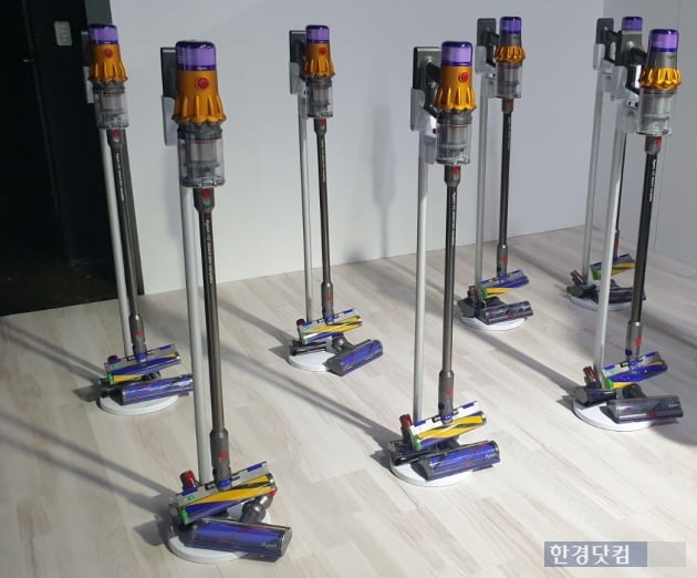 다이슨 무선 청소기인 '다이슨 V15 디텍트'(Dyson V15 Detect)와 '다이슨 V12 디텍트 슬림'(Dyson V12 Detect Slim) [사진=강경주 기자]