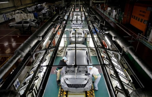 일본 도요타자동차 공장에서 근로자들이 자동차를 조립하고 있는 모습. 